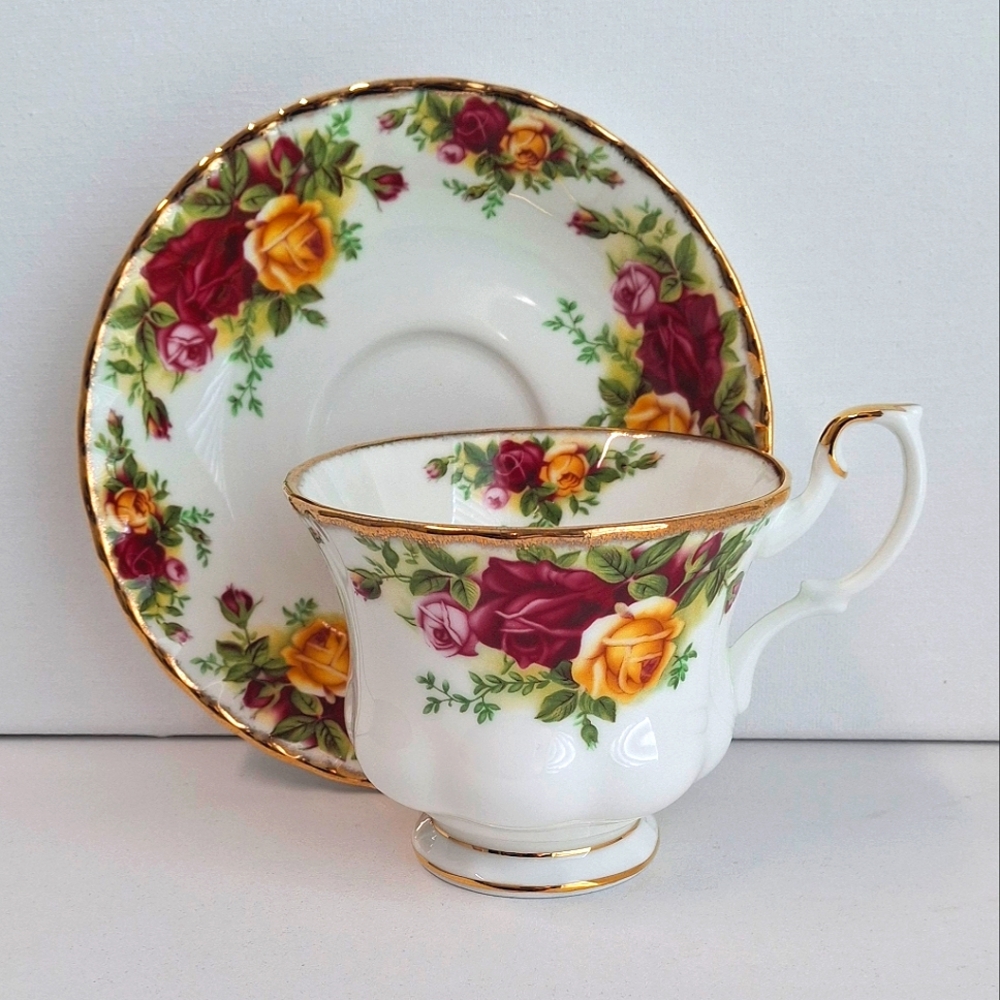 Vintage Royal Albert Old Country Roses Tea Cup & Saucer Set